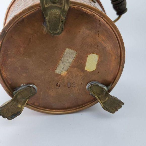 Vintage hammered copper pot, two wood handles & 3 paw feet, handcrafted - Picture 4 of 10